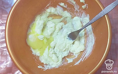 Добавить яйцо, щепотку соли, ванилин. Все перемешать.