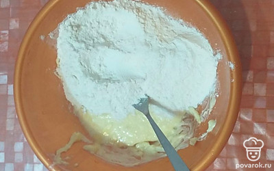 Всыпать просеянную муку с разрыхлителем, замесить тесто.