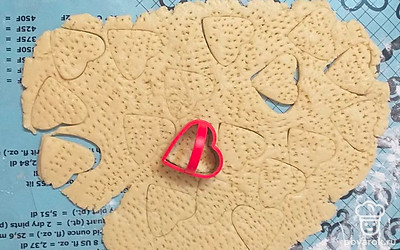 Раскатать пласт толщиной 0 5 сантиметра, нанести дизайн вилкой. С помощью формочек для теста вырезать печенье.