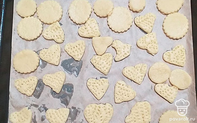 На противень, застеляный пергаментом, разложить будущую выпечку. Выпекать 15 минут в духовке при 180 градусах.