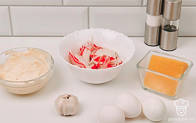 Разморозьте крабовые палочки.