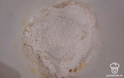 Ввести муку, замесить тесто. Скатать колбаски, обвалять их в сахаре. Отправить в разогретую до 180 градусов духовку на 15 минут. 