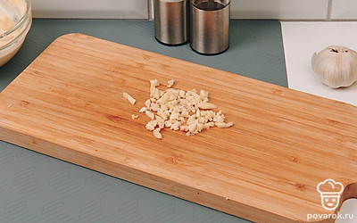 Мелко нарежьте чеснок. Добавьте его к сыру и яйцу.