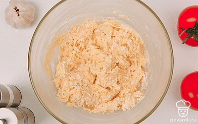 Смешайте майонез с любимыми специями, посолите и поперчите его по вкусу. Добавьте соус к сырной массе и перемешайте ингредиенты.