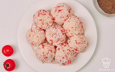 Готовые шарики выложите на большую плоскую тарелку. Приятного аппетита!