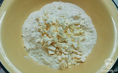 В широкую посуду выложить муку и мягкий маргарин. Растереть в однородную мелкую крошку.