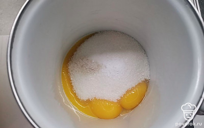 В желтки добавить сахар, соль и ванилин. Взбить добела.