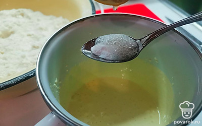 Добавить в желтковую массу соду, погашенную лимонным соком. Перемешать.