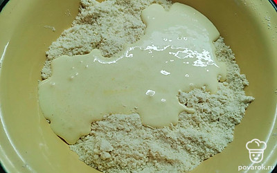 Соединить полученную крошку и желтковую массу.
