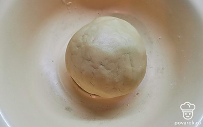 Замесить тесто. Оно получается маслянистым, податливым и плотненьким.