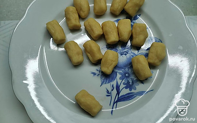 Разогреть орешницу. У кого-то может быть старого образца, ее нужно греть на газе, а у меня электрическая. В моей получаются только печеньки в виде грецких орешков. Пока орешница греется, сделать продолговатые заготовки теста по 8 грамм. Смотрите по вашей орешнице: может потребоваться другое количество.
