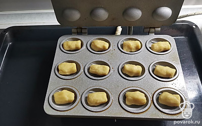 Выложить кусочки в орешницу, плотно закрыть и жарить до золотистого цвета. У меня они получаются примерно за 3,5-4 минуты.