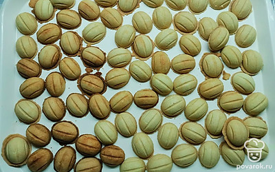 Из такого количества теста получается примерно 80 половинок, то есть на 40 орешков.