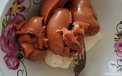 Приготовить начинку. В мягкое сливочное масло добавить вареную сгущенку. Хорошо перемешать. 
