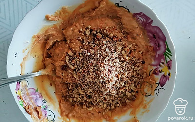 Добавить измельченные орехи. 

