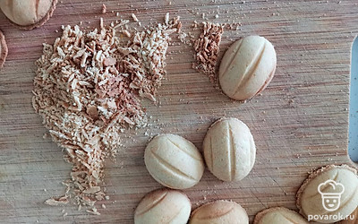 Половинки орешков обрезать от выступающих кусочков запеченного теста. 