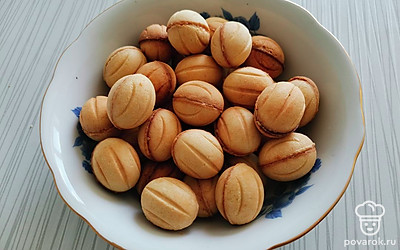 Наполнить каждую половинку орешка и соединить попарно. 
