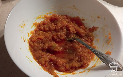 Отварить тыкву и размять вилкой.