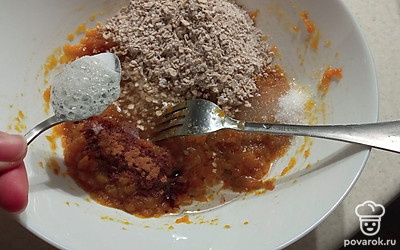 Добавить сахар, овсянку, масло и гашенную соду, все перемешать. Добавить муку и замесить тесто.