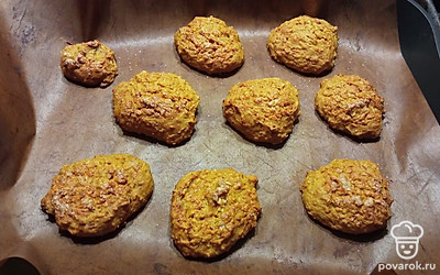 Тесто получается густое. С помощью ложки выкложить на противень. Запекать при температуре 180 градусов 20 минут.