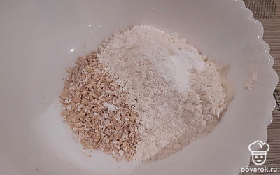 В миску положить овсяные хлопья, муку, соль, разрыхлитель, все перемешать. 