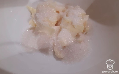 В другую миску положить мягкое масло, растереть его с сахаром.