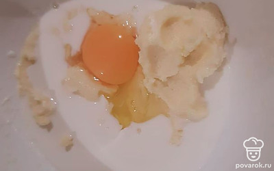 Добавить яйцо, молоко, перемешать. 