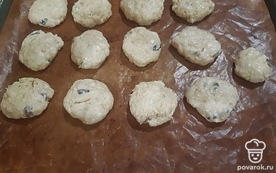 Сформировать печенье, выложить его на противень, отправить в разогретую духовку на 180 градусов на 25 минут. 