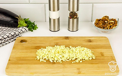 Свежий лук, кинзу и чеснок мелко нарежьте. Измельчите грецкие орехи.