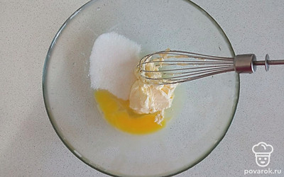  Смешать яйцо, масло комнатной температуры, 60 г сахара и соль.