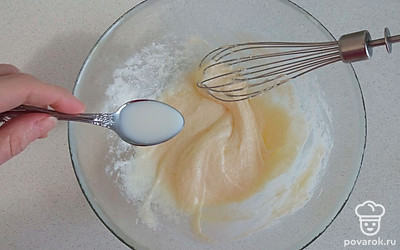 Добавить молоко и взбить.