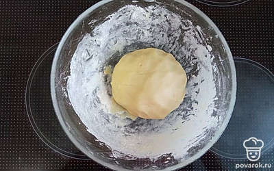 Всыпать постепенно муку и замесить тесто. Сформировать из него шарик, прикрыть пленкой или полотенцем и убрать в холод на 30 минут.