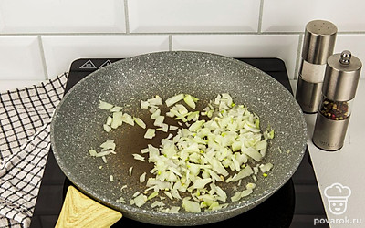 В разогретой сковороде обжарьте лук на сливочном масле.