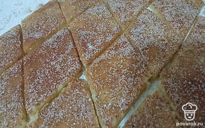 Взять две ложки сахара и смешать с ложкой корицы. Раскатать тесто в пласт шириной 5 мм и посыпать смесью сахара и корицы. Вырезать ромбы кондитерским шпателем или ножом. Перенести ромбы шпателем на пергамент, соблюдая небольшое расстояние. Поставить выпекать в разогретую до 180 градусов духовку на 12 минут.
