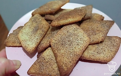 Подавать печенье остывшим на блюде к горячему чаю или кофе.