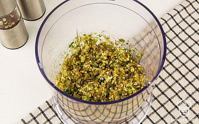 Поместите в блендер орехи, кинзу и специи по вкусу, хорошо все измельчите.