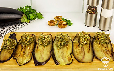 На готовые ломтики баклажана выложите начинку и сформируйте рулеты.