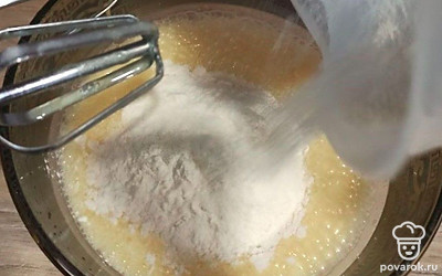 Далее, постепенно добавляем муку. Не забываем просеять. Замешиваем тесто лопаточкой. Параллельно разогреваем духовку до 200 градусов.