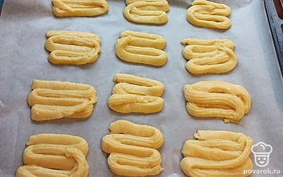 Отмечу, что была использована бумага для выпечки в листах (силиконизированная). Форма печенья может быть любой, мне приглянулась именно эта. Запекаем будущее печенье в течение 10 мин. Получается сверху хрустящее, а внутри нежное домашнее печенье. Приятного аппетита!