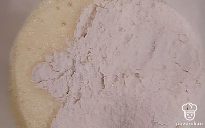 Мягкое сливочное масло соединить с сахаром. Добавить яйцо, сметану, перемешать. Затем ввести разрыхлитель, муку.