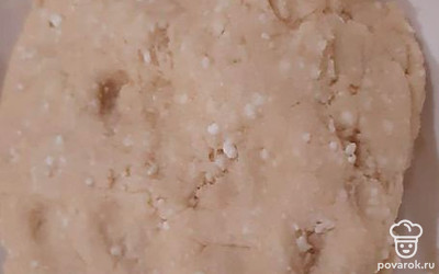 Замесить мягкое тесто, убрать его в холодильник на 2 часа.