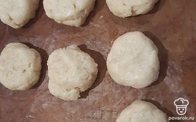 Из теста скатать шарики, приплюснуть их. Выложить на противень и отправить в разогретую духовку при 180 градусах на 20 минут.