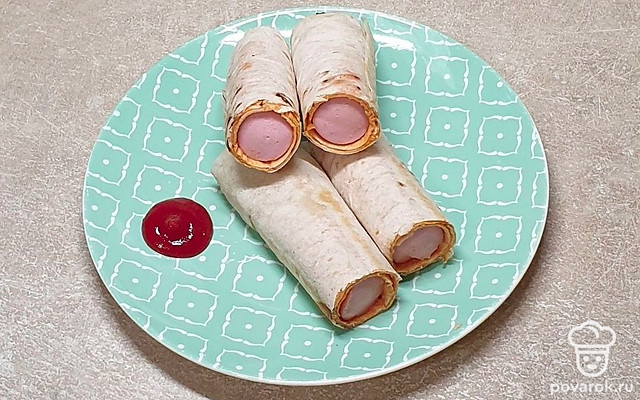 Сосиски в хрустящем лаваше — Рецепт с фото