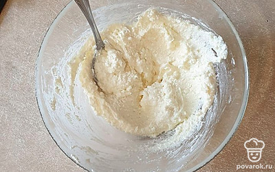 В глубокую миску выложите творог, мягкое сливочное масло, сахар и ванилин, все хорошо перемешайте до однородности.