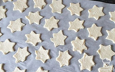 Печенье выложите на противень, застеленный пергаментом, и поставьте в заранее разогретую до 180 градусов духовку на 15-20 минут.