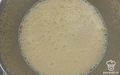 Яйца с сахаром взбиваем венчиком до растворения сахара. Добавляем растопленное (не горячее) сливочное масло, перемешиваем.