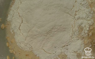 Добавляем геркулес, перемешиваем. Добавляем муку, перемешиваем.