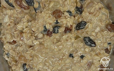 Добавляем изюм и измельченные орешки и перемешиваем. Оставляем полученную смесь на 30 минут отдохнуть, так овсянка набухнет и станет мягче. 