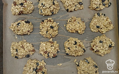 С помощью чайной и столовой ложки выкладываем на противень, застеленный пергаментом, смесь и придаем красивую форму
Отправляем в уже разогретую до 180 градусов духовку на 20 минут.