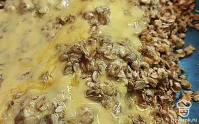 Геркулес смешиваем с яйцом и сахаром, далее добавляем растопленный маргарин.